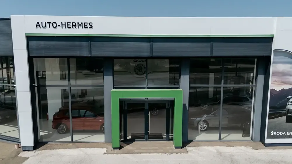 Ulazni portal auto salona sa zelenim okvirom