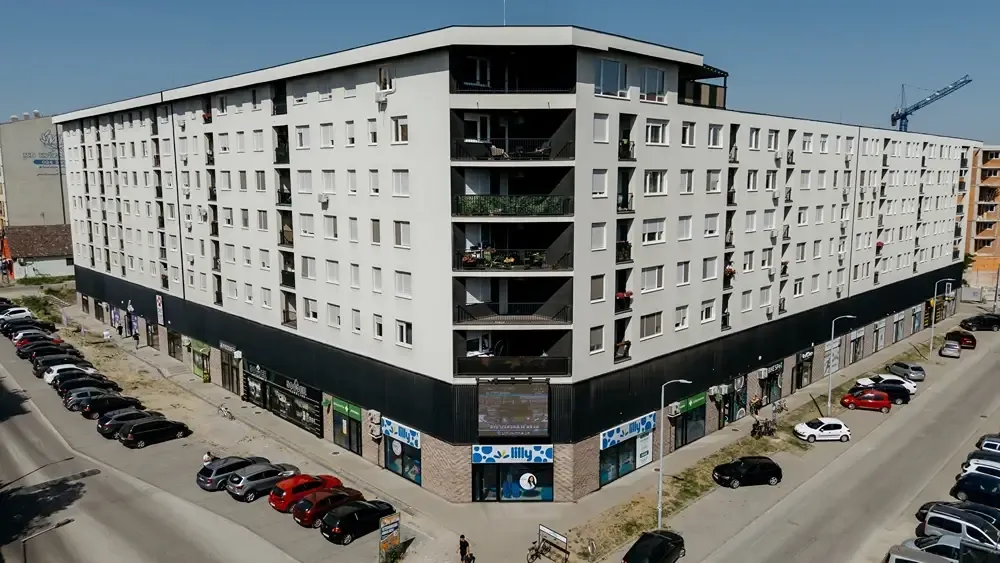 Stambeno-poslovna zgrada iz vazduha, sa lokalima u prizemlju