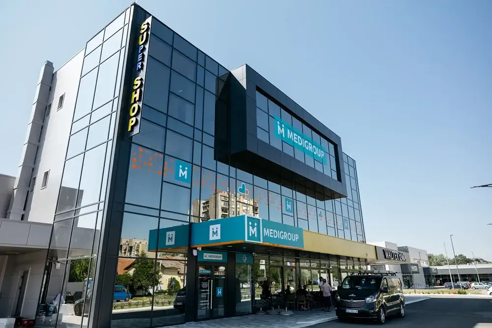 Staklena fasada objekta SUper SHOP u Subotici, pogled odozdo