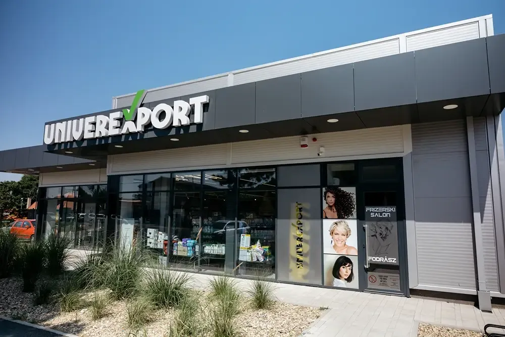 Prodajni objekat UniverExport sa staklenim izlozima