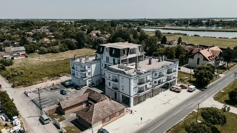 Stambena zgrada sa ugrađenom stolarijom, snimak iz vazduha